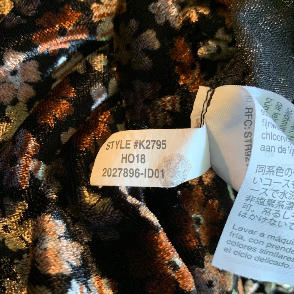 Madewell black floral velvet top with tulip sleeves - Picture 9 of 10